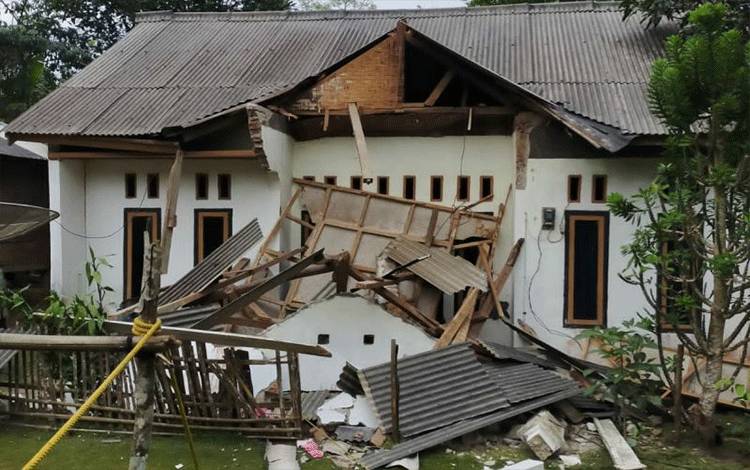 Kepala BNPB Tinjau Lokasi Terdampak Gempa Bumi Banten