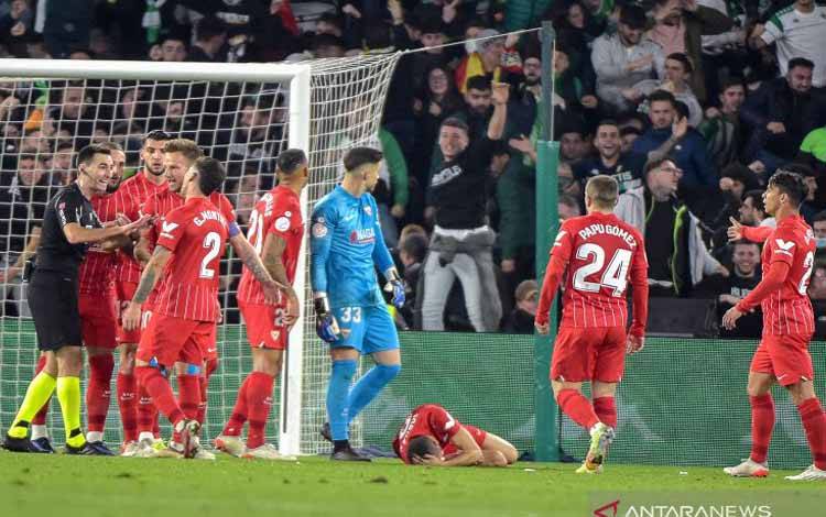 Laga Sevilla vs Betis Ditunda Usai Kepala Jordan Kena Lempar Suporter