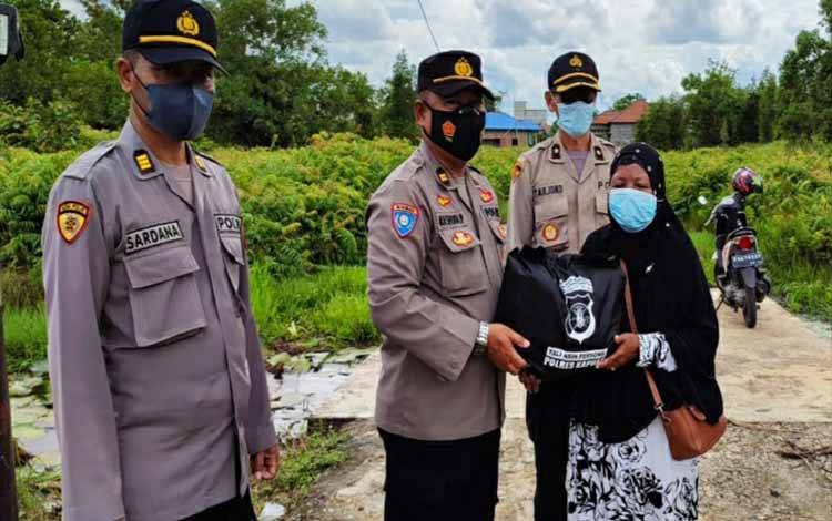 Polres Kapuas Kembali Bagikan Sembako Sekaligus Perkuat Silaturahmi