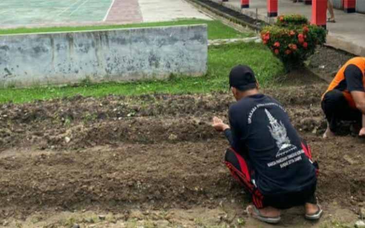 Hidup Produktif, WBP Rutan Kuala Kapuas Diberikan Pembinaan Penyemaian Bibit Sawi