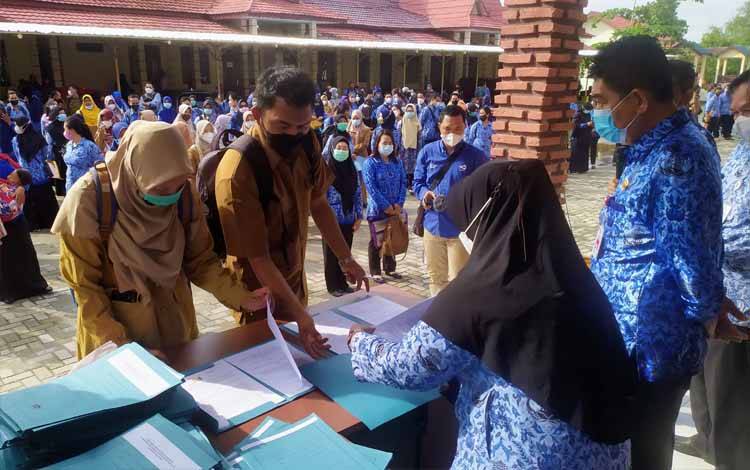 884 Guru Tanda Tangani SK Perpanjangan Kontrak di Kotim