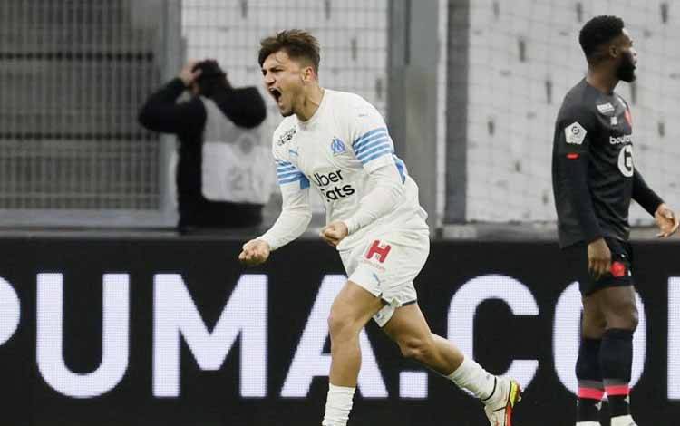 Cengiz Under Selamatkan Marseille dari Terkaman 10 Pemain Lille