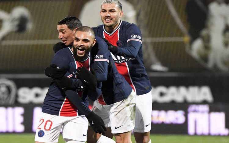 Chelsea Tertarik Pinjam Bek Paris Saint-Germain Layvin Kurzawa