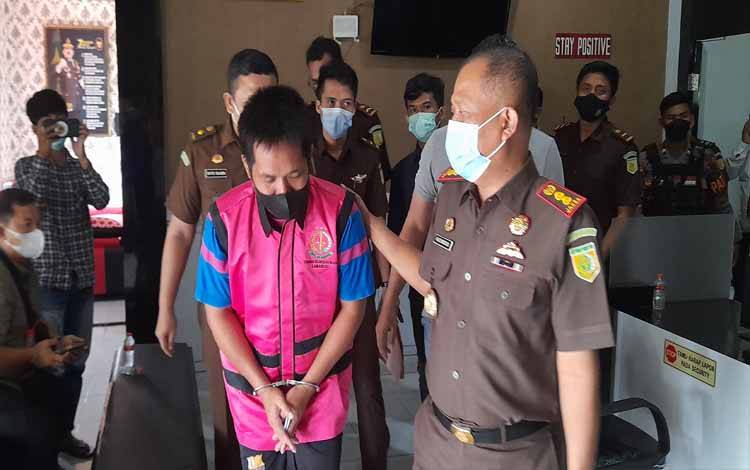 Korupsi APBDes, Kades Kinipan Diserahkan ke Kejaksaan