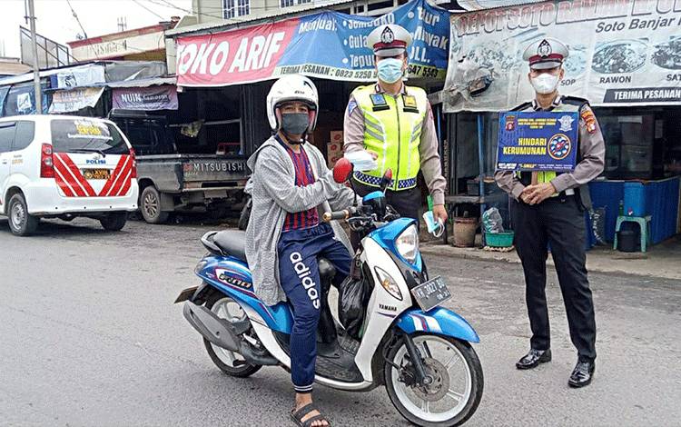 Polisi di Kapuas Bagikan Masker dan Imbau Tertib Lalu Lintas