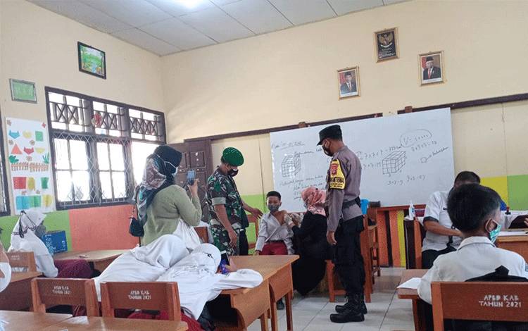 Pastikan Vaksin Anak Berjalan Lancar, TNI - Polri Kobar Lakukan Pengamanan