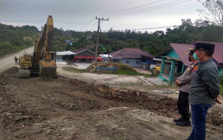 Bupati Gunung Mas Terus Dorong Pelesaian Perbaikan Jalan Palangka Raya - Kuala Kurun