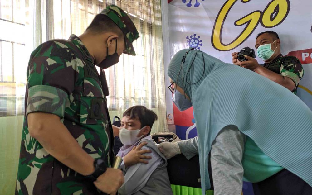 Meski Ditenangkan Dandim 1015 Sampit, Siswa SDN 2 Ini Tetap Menangis Saat Divaksin