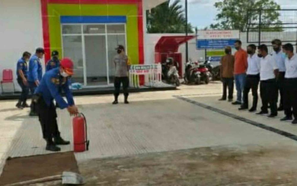 Satpol PP dan Damkar Kapuas Latih Karyawan SPBU Tanggulangi Kebakaran