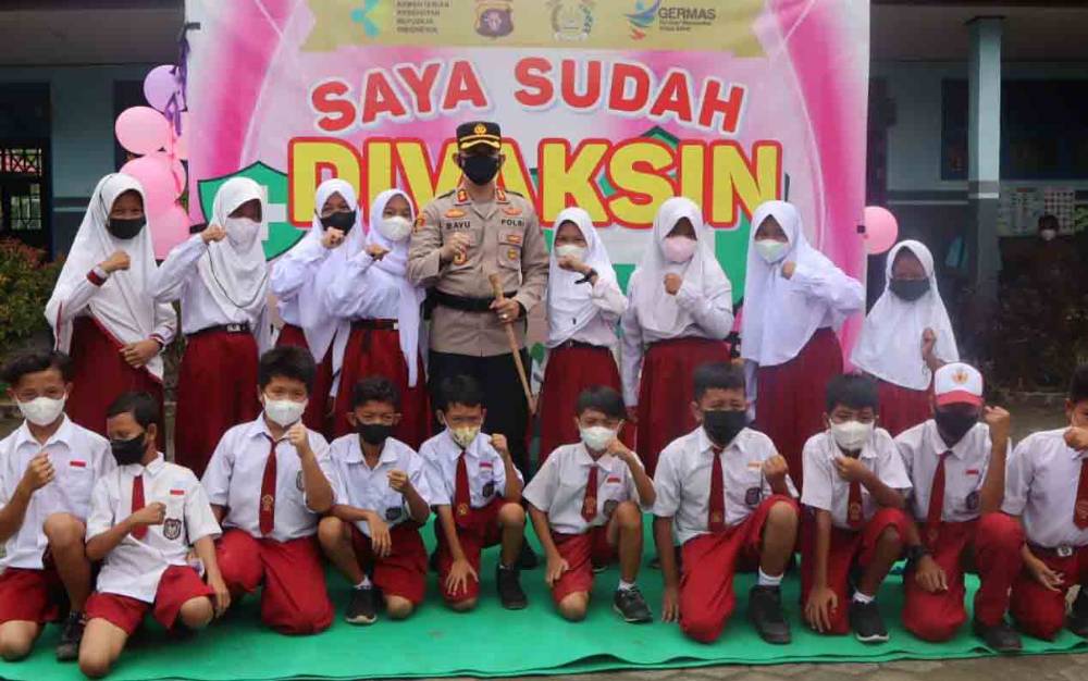 Kapolres Seruyan Sapa Pelajar Saat Ikuti Vaksin