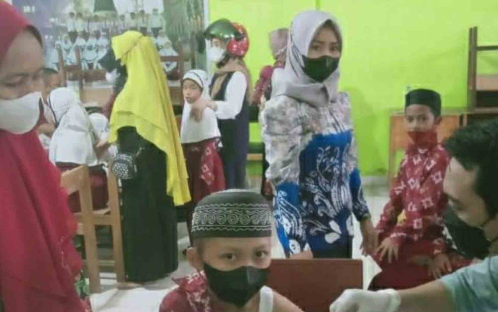 Dukung Kegiatan Pembelajaran Aman, Ratusan Peserta Didik MIN 1 Kapuas Sudah Jalani Vaksinasi Covid-19