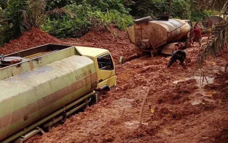 Jalan Utara Kotim Rusak Parah, Kendaraan Terjebak Hingga Harus 'Tidur' di Jalan