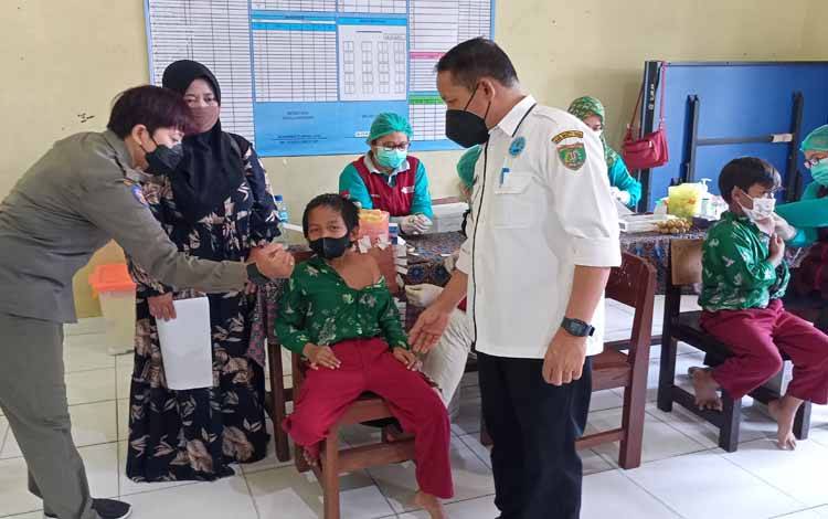 Wabup Barito Timur Tinjau Vaksinasi Anak pada 2 Sekolah