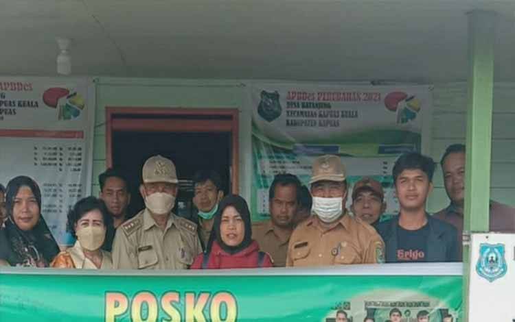 Camat Kapuas Kuala Sidak Kantor Desa Sekaligus Beri Pembinaan