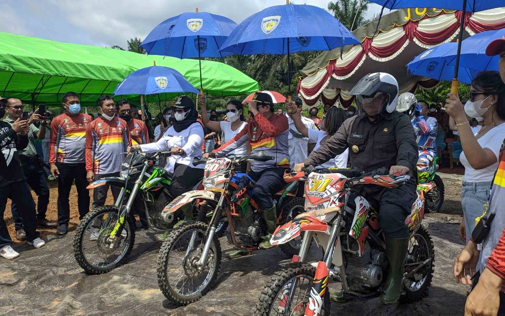 Bupati Kotim Resmikan Sirkuit Balai Rontah Apui Desa Pondok Damar