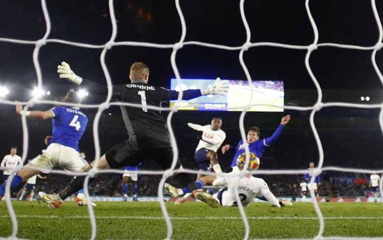 2 Gol Menit Terakhir Bawa Spurs Bungkam Leicester 3-2