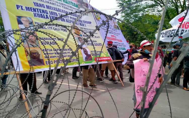 Ratusan Warga Lakukan Aksi di Kantor DPRD Kotim
