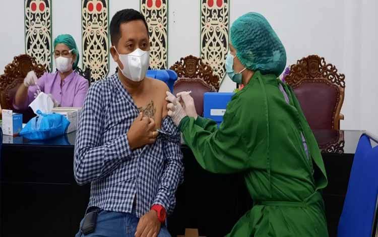 Anggota Dewan dan Pegawai DPRD Palangka Raya Jalani Vaksinasi Dosis Ketiga