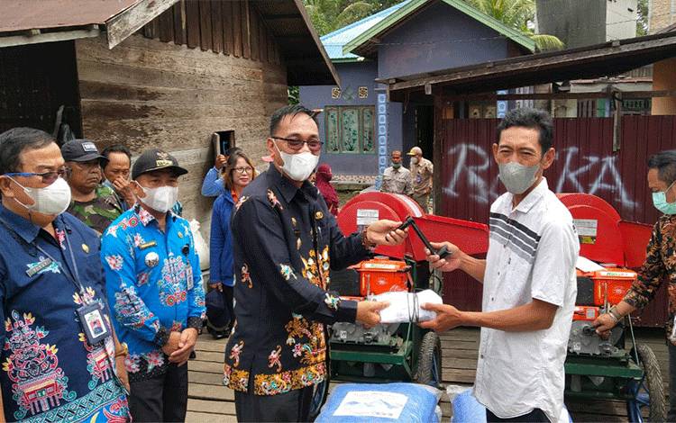 Wakil Bupati Katingan Serahkan Alat Perontok Padi untuk Kelompok Tani