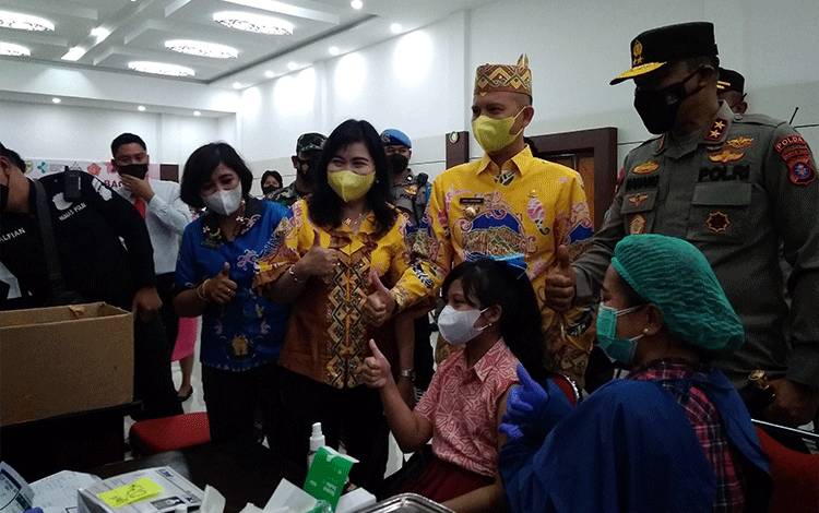 Antar Anak Ikuti Vaksinasi Covid-19, Bupati Gunung Mas Imbau Orang Tua Jangan Ragu Anaknya Disuntik Vaksin