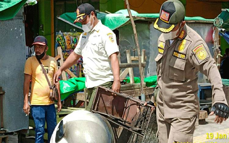Satpol PP Kobar Tertibkan Lapak PKL