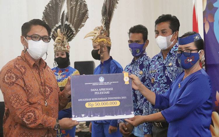 Pelestari Kesenian Dongkoi di Barito Utara Terima Anugerah Kebudayaan Indonesia
