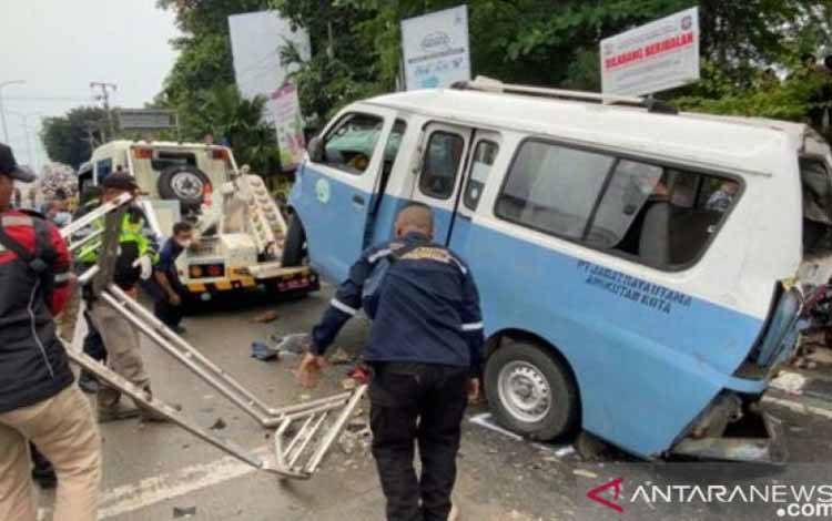 5 Tewas dan Puluhan Luka, Truk Tronton Rem Blong di Balikpapan