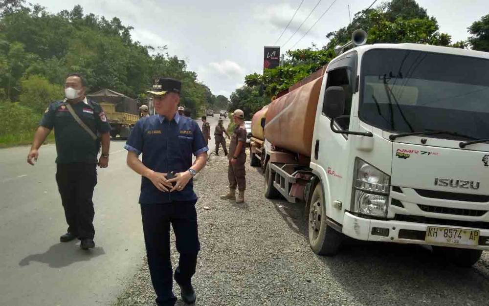 Bupati Gunung Mas Tinjau Progres Perbaikan Jalan Palangka Raya - Kuala Kurun