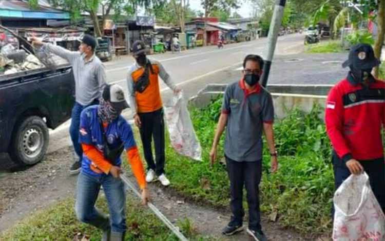 Gotong Royong di Lingkungan Selat Utara, Lurah Ajak Warga Jaga Kebersihan Cegah DBD