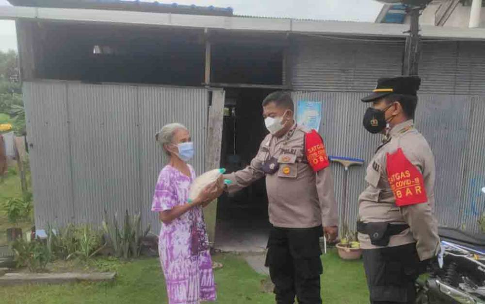 Jumat Berkah, Personel Polres Kobar dan Polsek Jajaran Berbagi Beras
