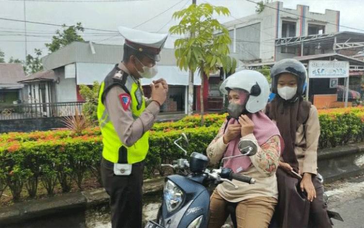Polisi Ingatkan Pengendara Motor Selalu Klik Helm Dalam Berkendara