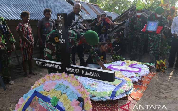 Sertu Anumerta Miskael Rumbiak Dimakamkan di Friwen Raja Ampat