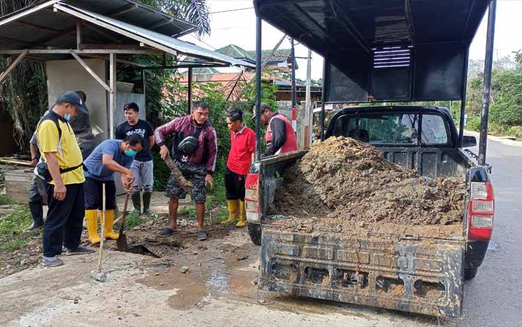 Dinas PUPR Perkim Mulai Bersihkan Drainase yang Dangkal di Dekat RSUD Tamiang Layang