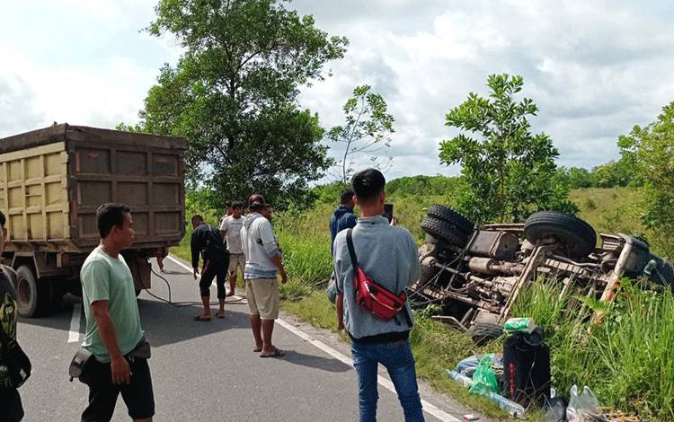 Truk Muatan Buah Sawit Terbalik di Jalan Mahir Mahar
