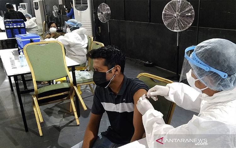 Penerima Dosis Kedua Vaksin COVID-19 di RI Capai 123,78 Juta Orang