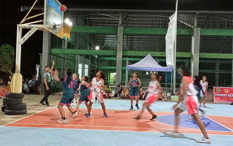 Penonton Antusias Saksikan Semifinal Bartim Basketball Well Played U-23
