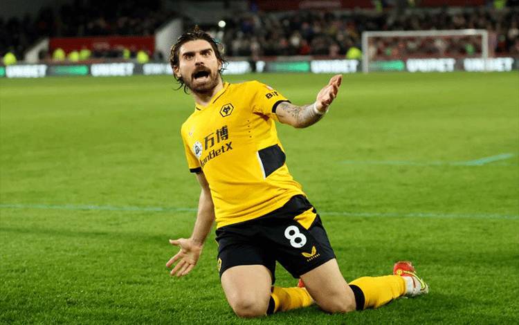 Neves Bawa Wolves Bungkam Brentford 2-1