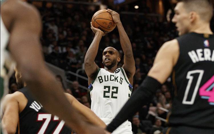 Milwaukee Bucks Kalahkan Kings 133-127