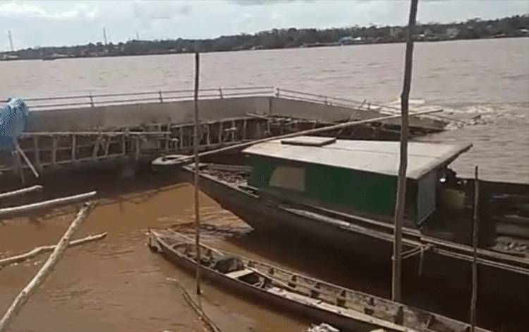 Proyek Bangunan Dermaga Feri di Pangkoh Hulu Ambruk