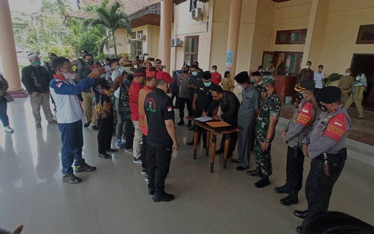 Buntut Pernyataan Edy Mulyadi, Aliansi Masyarakat Adat dan Organisasi di Kobar Gelar Aksi