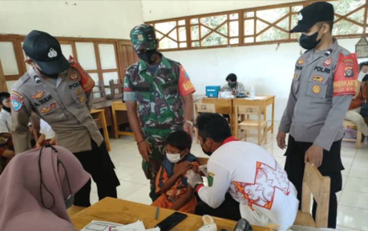 Murid SDN 1 Gadabung Jalani Vaksinasi