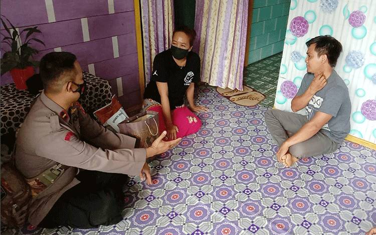 Kapolsek Gunung Timang Bantu Bidan Jatuh di Jembatan Siwau