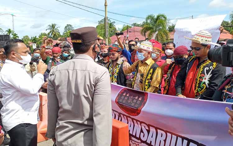 Gelar Aksi di DPRD Barito Timur Gabungan Ormas Tuntut Edy Mulyadi Segera Ditangkap