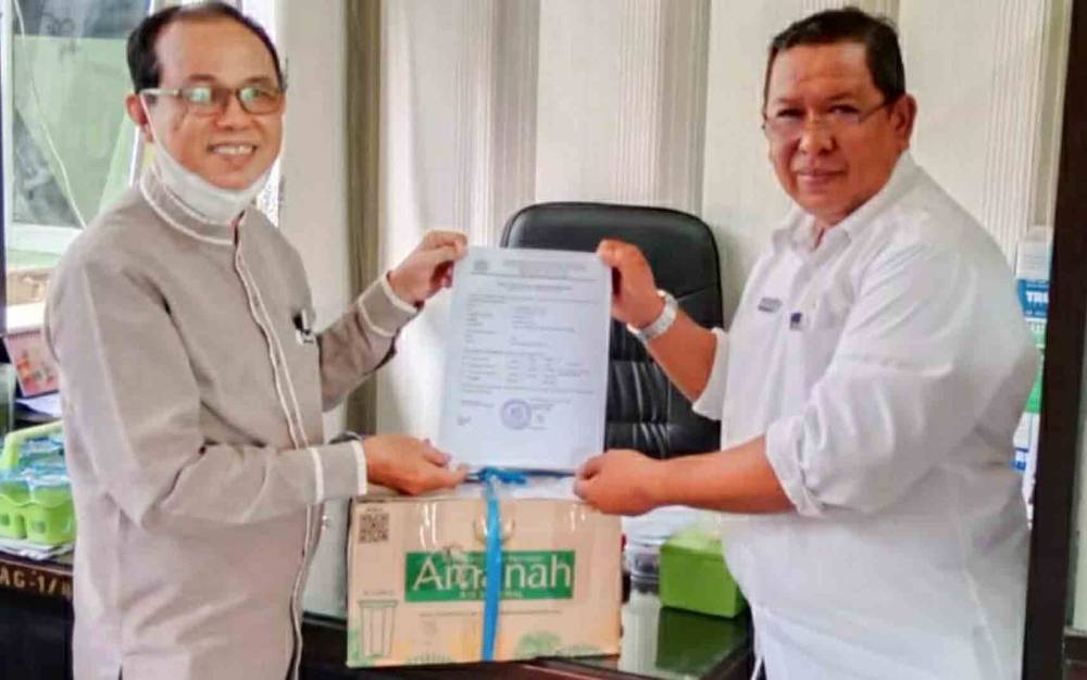 Kemenag Kapuas Beri Bantuan Alquran kepada Pengurus Masjid Al Muhajirin