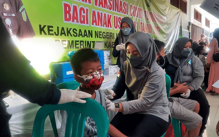 Anak-Anak Antusias Ikuti Vaksinasi ke-Dua di Kejari Kobar