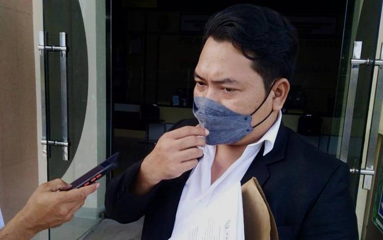 Bacakan Eksepsi: Kuasa Hukum Kades Dadahup Minta Kliennya Dibebaskan