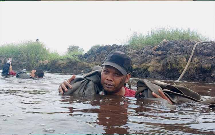 Seberangi Sungai Demi Padamkan Kebakaran Hutan dan Lahan