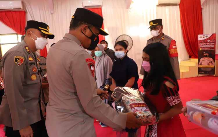 Kapolda Kalteng Berikan Bingkisan kepada Anak Ikuti Vaksin di Kobar