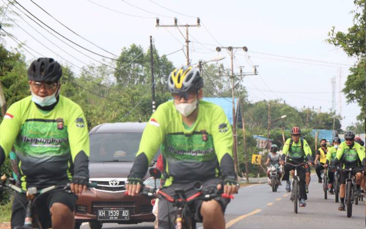 Kapolres Katingan Pimpin Personelnya Gowes Bareng Kereng Pangi - Kasongan