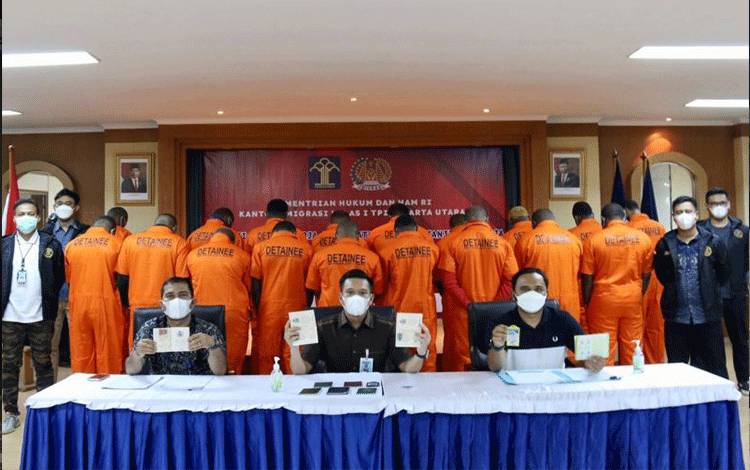 Imigrasi Amankan 18 WNA di Apartemen Gading Nias Residence